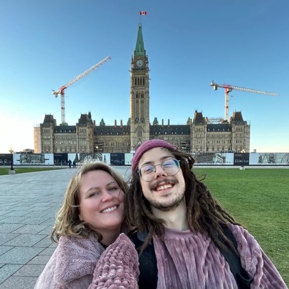 Meet your Poshers, Bonnie & Pedro - Picture 1 of 1